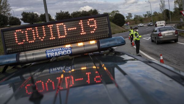 Офицеры испанской полиции на контрольно-пропускном пункте в Мадриде - Sputnik Србија