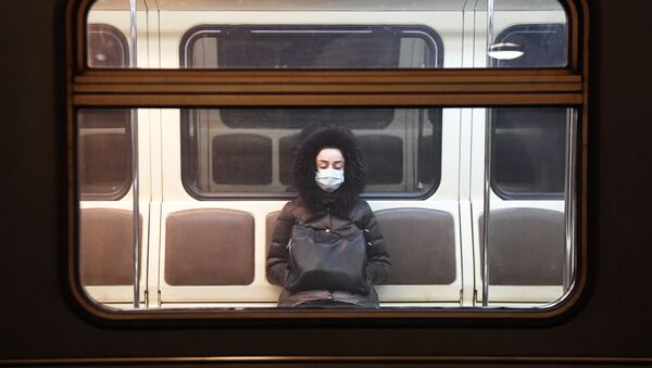 Девушка в вагоне московского метрополитена во время карантина - Sputnik Србија