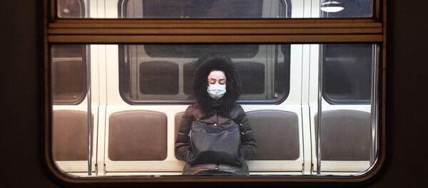 Devuška v vagone moskovskogo metropolitena vo vremя karantina - Sputnik Srbija