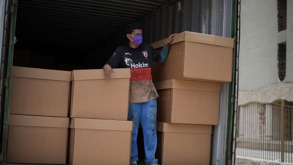 Ekvador, grad Gvajakil; Zbog velikog broj umrlih i nedostatka drvenih sanduka ljude sahranjuju u kartonksim kutijama - Sputnik Srbija