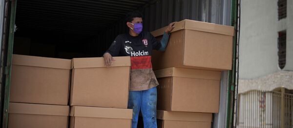 Еквадор, град Гвајакил; Због великог број умрлих и недостатка дрвених сандука људе сахрањују у картонксим кутијама Еквадор, град Гвајакил; Због великог број умрлих и недостатка дрвених сандука људе сахрањују у картонксим кутијама - Sputnik Србија