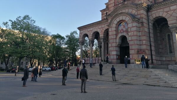 Народ на литургији испред цркве Светог Марка - Sputnik Србија