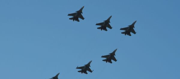 Ruski Lovci Su-30SM prave cifru 7 na vežbi za Paradu pobede - Sputnik Srbija