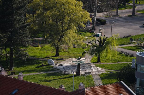 Upaljen crveni alarm u Nišu: Ljude sa ulice nisu oterale ni zastrašujuće brojke  - Sputnik Srbija