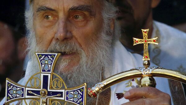 Srpski patrijarh Irinej tokom svečanog paljenja badnjaka ispred crkve Svetog Save  - Sputnik Srbija