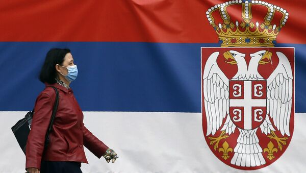 Српски грб и жена са маском на улицама Баограда - Sputnik Србија