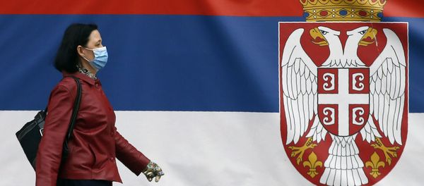 Српски грб и жена са маском на улицама Баограда - Sputnik Србија