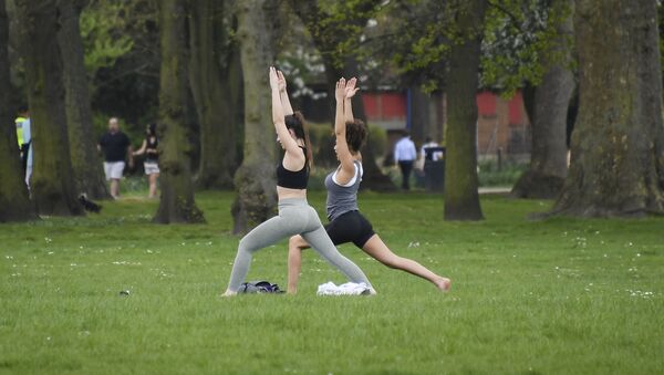 Devojke vežbaju u parku Viktorija u Londonu - Sputnik Srbija