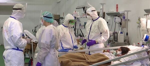 Работа российских военных врачей в полевом госпитале Бергамо Работа российских военных врачей в полевом госпитале Бергамо - Sputnik Србија