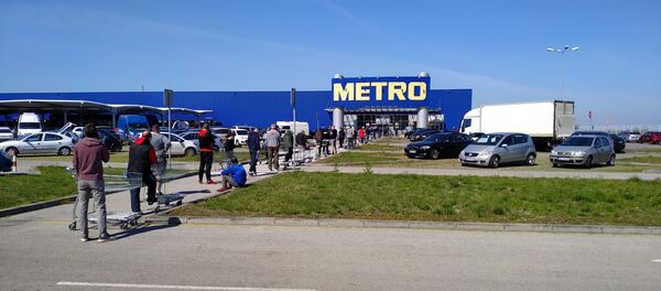 Redovi ispred Metroa na Vidikovcu Redovi ispred Metroa na Vidikovcu - Sputnik Srbija
