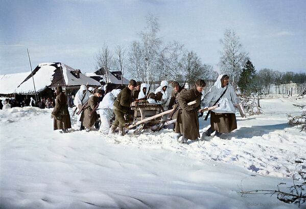 Рањеници се превозе санкама до најближе болнице у близини Мозхајска, 1942. - Sputnik Србија