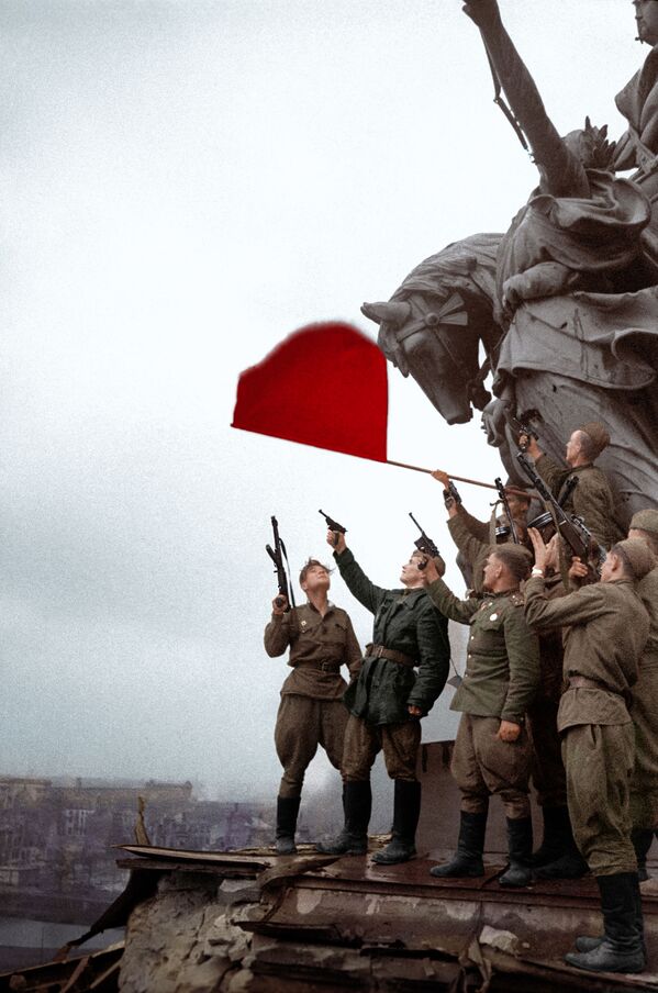Sovjetski vojnici proslavljaju pobedu na krovu Rajhstaga - Sputnik Srbija