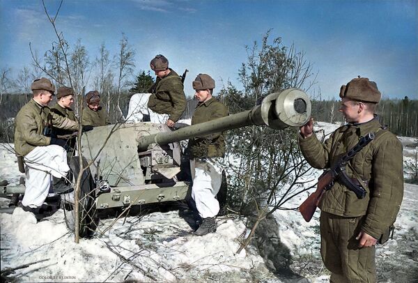 Sovjetski vojnici proučavaju konfiskovano nemačko protivtenkovsko oružje. - Sputnik Srbija