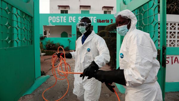 Medicinski radnici u zaštitnim odelama tokom dezinfekcije medicinskog centra u Dakaru, Senegal - Sputnik Srbija