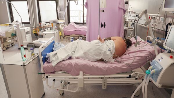 Пацијент оболео од вируса корона на интензивној нези клиничког центра Војводина у Новом Саду - Sputnik Србија