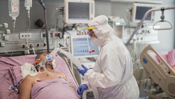 Пацијент оболео од вируса корона на интензивној нези клиничког центра Војводина у Новом Саду - Sputnik Србија