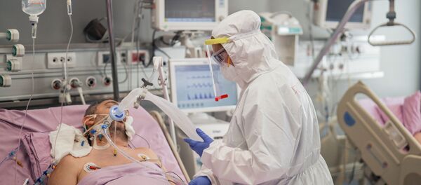 Пацијент оболео од вируса корона на интензивној нези клиничког центра Војводина у Новом Саду - Sputnik Србија