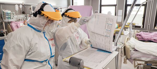 Медицинско особље на интензивној нези Клиничког центра Војводина - Sputnik Србија