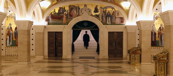 Празан Храм Светог Саве након литургије без верника на Велики четвртак - Sputnik Србија