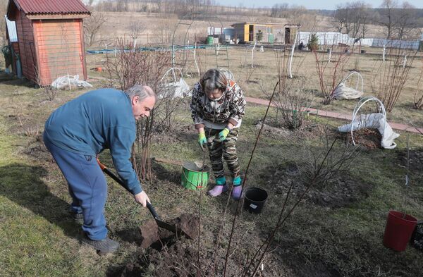 Rusija u doba korone: Spas od virusa u blagoslovenom ruskom selu /video/ - Sputnik Srbija