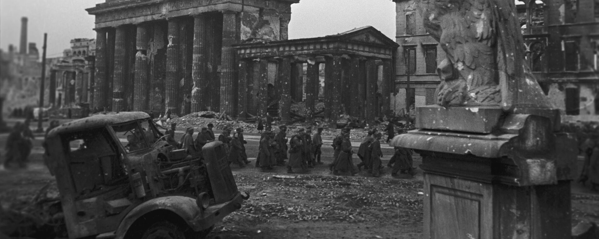 Kolona zarobljenih nemačkih vojnika kod Brandenburške kapije u Berlinu - Sputnik Srbija, 1920, 18.04.2020