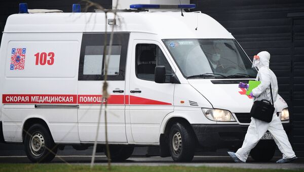 Возило хитне помоћи испред болнице у Москви - Sputnik Србија