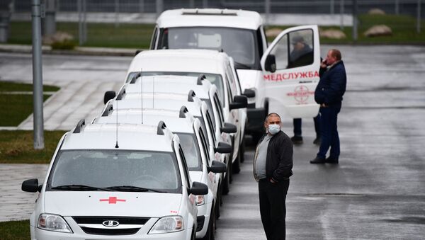 Возила хитне помоћи испред карантинског центра за вирус корона у Москви - Sputnik Србија