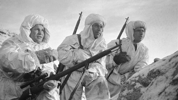 Совјетски снајпериста Василиј Зајцев (лево) са ученицима - Sputnik Србија