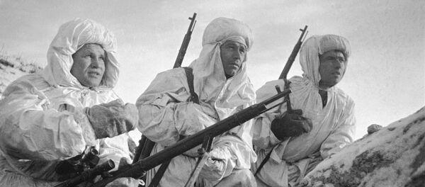 Совјетски снајпериста Василиј Зајцев (лево) са ученицима Совјетски снајпериста Василиј Зајцев (лево) са ученицима - Sputnik Србија