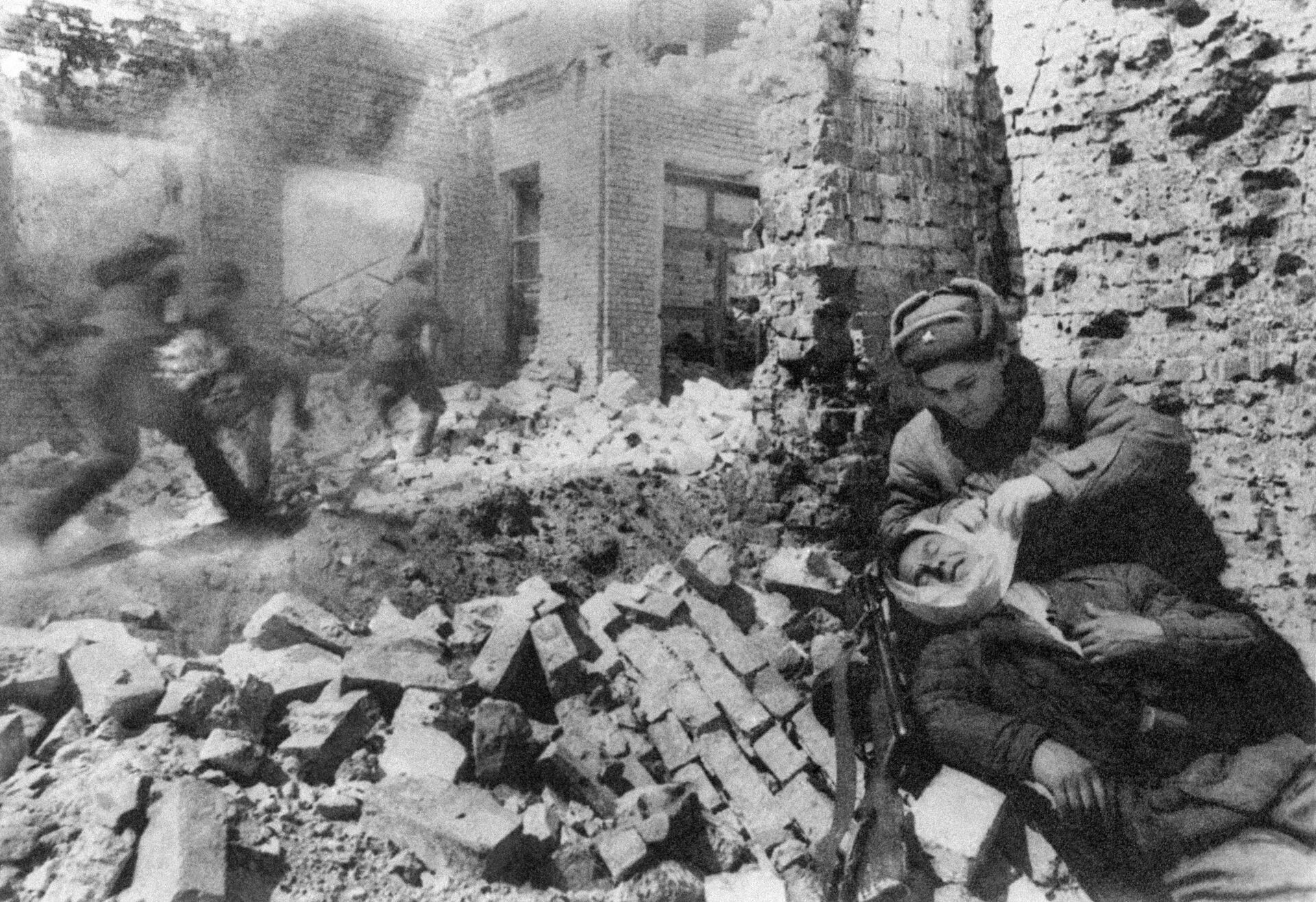 Medicinska sestra previja ranjenika, bitka za Staljingrad, decembar 1942. godina - Sputnik Srbija, 1920, 02.02.2023