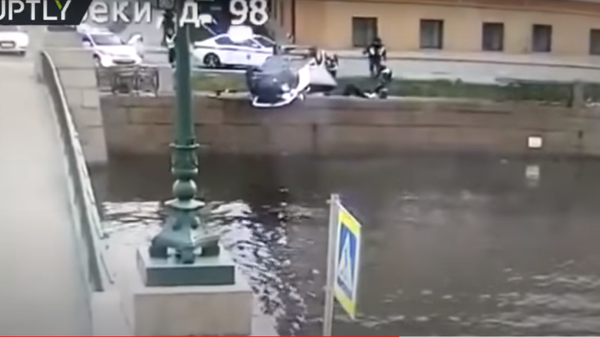 Filmska potera u Rusiji: Bežao od policije, auto se prevrnuo i ostao da visi iznad reke /video/ - Sputnik Srbija