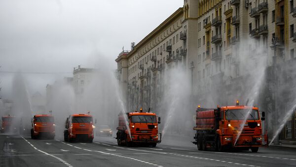 Komunalna vozila dezinfikuju Tversku ulicu u Moskvi - Sputnik Srbija