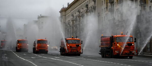 Комунална возила дезинфикују Тверску улицу у Москви - Sputnik Србија