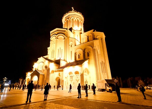Грузијски православни верници, поштујући социјално дистанцирање, присуствују богослужењу уочи православног Ускрса у Тбилисију. - Sputnik Србија