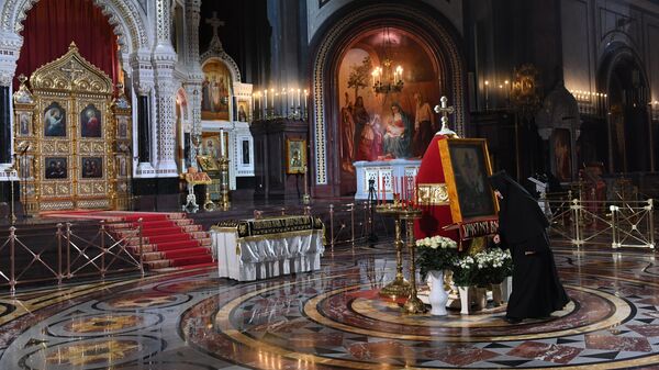 В храме Христа Спасителя в Москве перед началом праздничного пасхального богослужения - Sputnik Србија