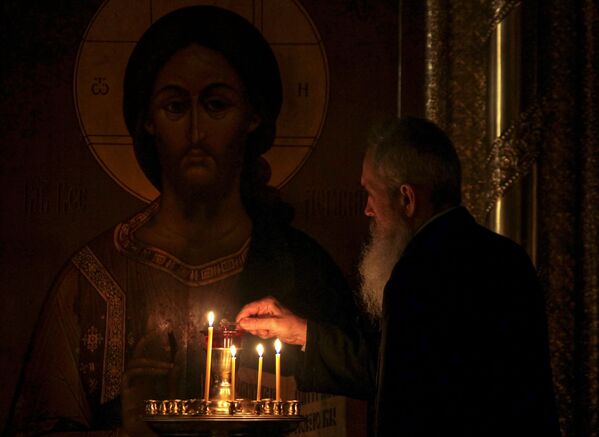 Vernik prisustvuje uskršnjoj službi u ruskoj Pravoslavnoj crkvi u Kazanju. - Sputnik Srbija