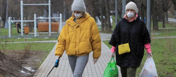 Devojka šeta psa u Moskvi - Sputnik Srbija