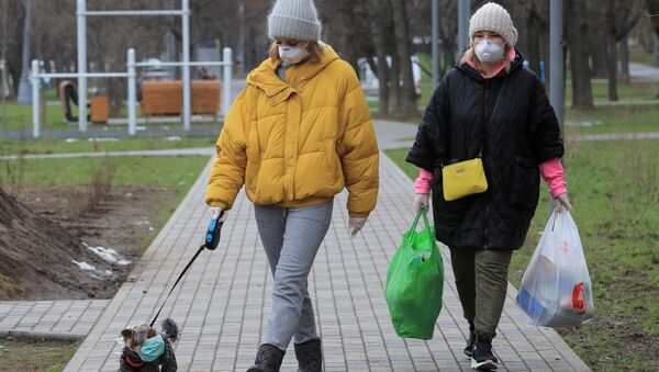 Devojka šeta psa u Moskvi - Sputnik Srbija