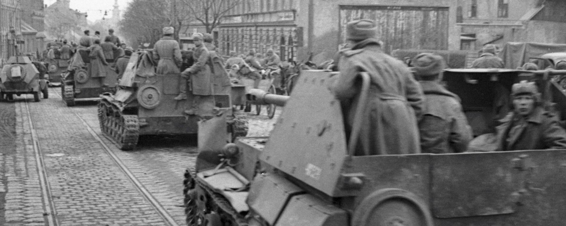 Совјетске трупе улазе у Беч након што су ослободиле град од нацистичких снага (архива) - Sputnik Србија, 1920, 30.04.2025