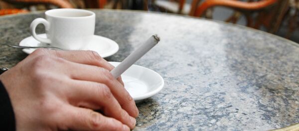Čovek puši cigaretu u kafiću u francuskom Bordou - Sputnik Srbija