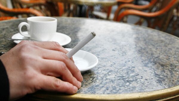 Човек пуши цигарету у кафићу у француском Бордоу - Sputnik Србија