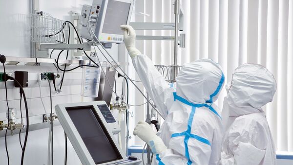 Лекари у заштитним оделима одељењу болнице Сеченов за лечење пацијената од вируса корона - Sputnik Србија