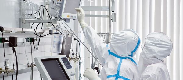 Lekari u zaštitnim odelima odeljenju bolnice Sečenov za lečenje pacijenata od virusa korona - Sputnik Srbija