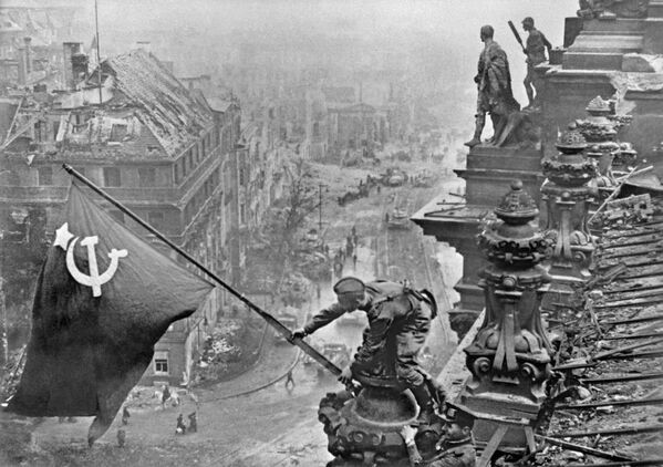 Застава победе над Берлином. (2. мај 1945. године) - Sputnik Србија
