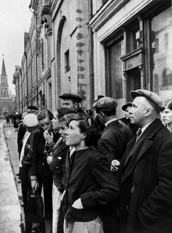 Становници Москве 22. јуна 1941. слушају радио-објаву владе о нападу фашистичке Немачке на Совјетски Савез. - Sputnik Србија