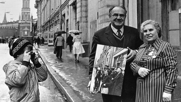 Ана Трушкина (десно) и фото-репортер Евгеније Халдеј (лево). Много година касније Халдеј је понашао Ану Трушкину, хероину слике „Први дан рата“ (1. септембар 1981. године). - Sputnik Србија
