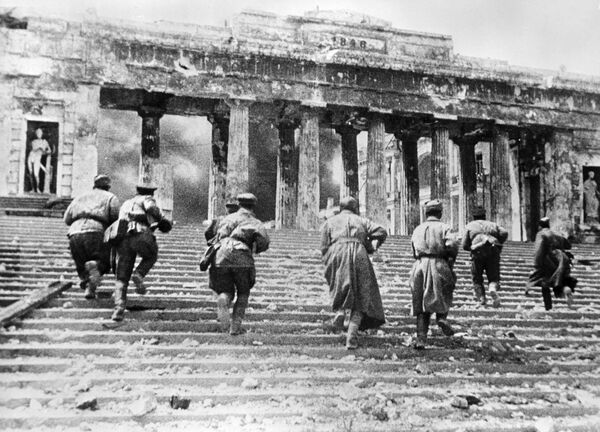 Совјетски артиљерци током уличних борби у Севастопољу (2. мај 1944. године). - Sputnik Србија