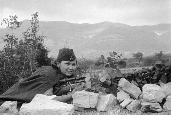 Снајпериста Јелизабета Миронова, једна од ретхих девојака у редовима Црноморске флоте. Погинула је током борби за Новоросијск, неколико дана након снимања ове фотографије (1. септембар 1943. године) - Sputnik Србија