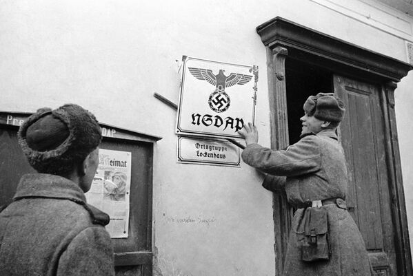 Совјетски војници у аустријском селу Лекенгауз скидају табле са фашистичких институција (26. април 1945. године). - Sputnik Србија