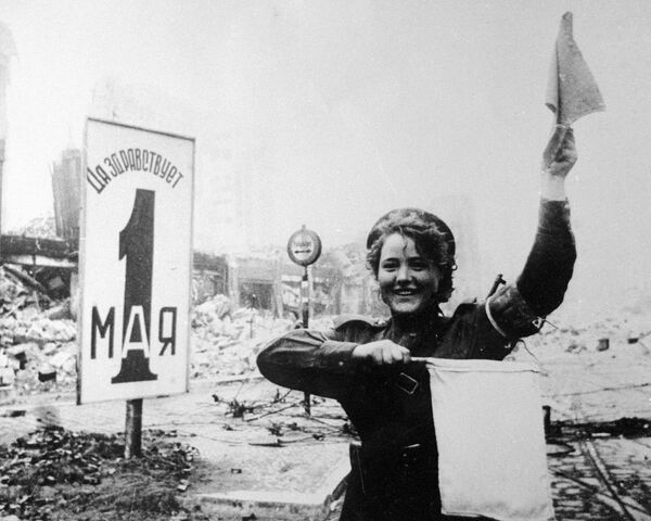Војна контролорка саобраћаја Марија Шаљнева на тргу Александерплац у Берлину (1. мај 1945. године). - Sputnik Србија